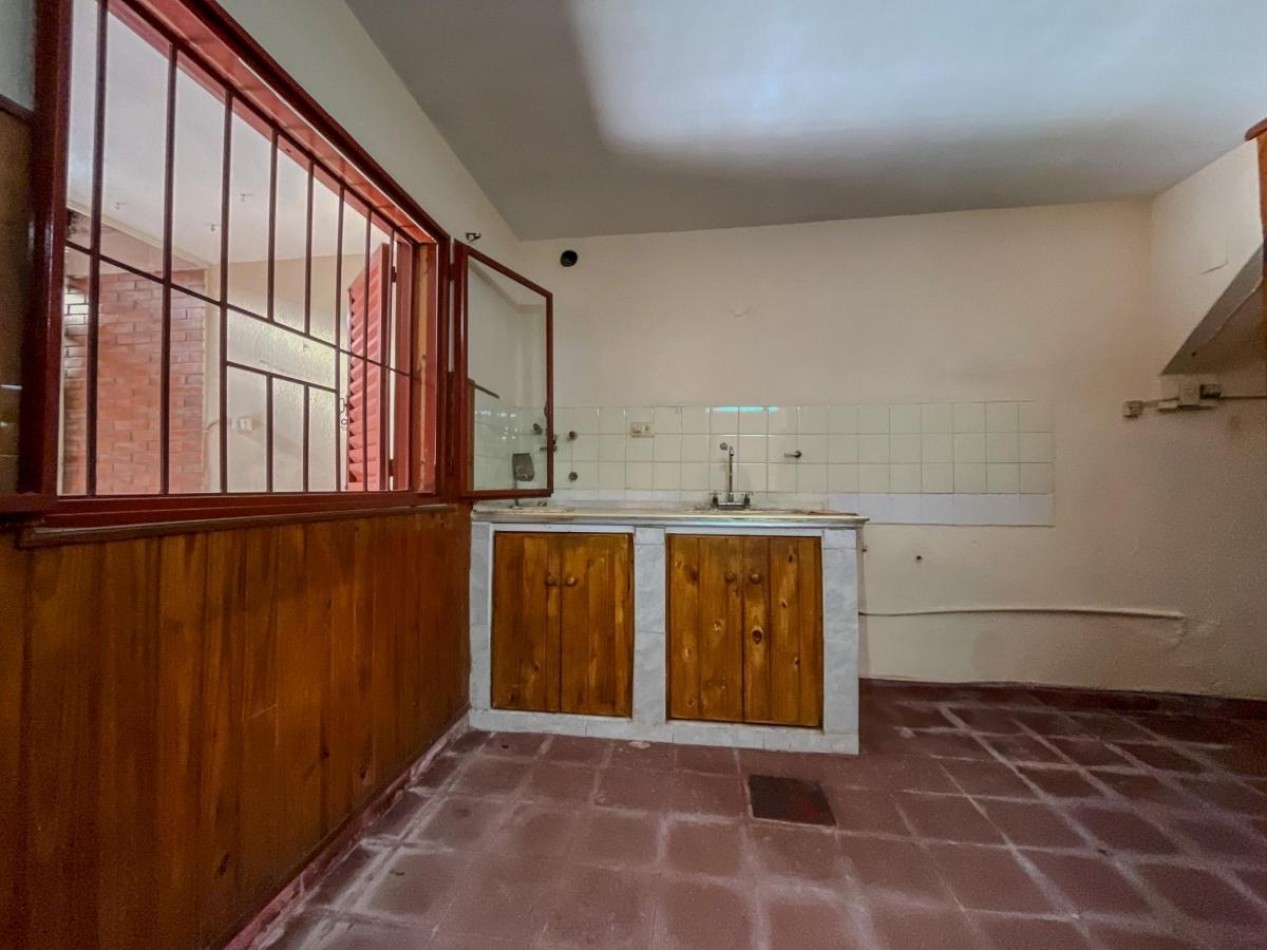 Casa Amplia con 4 Dorm. Patio y Salon Extra en Provincias Unidas