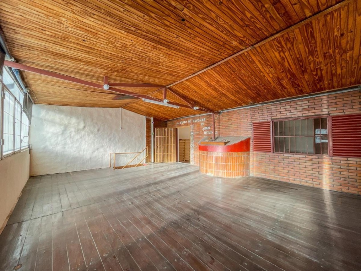 Casa Amplia con 4 Dorm. Patio y Salon Extra en Provincias Unidas