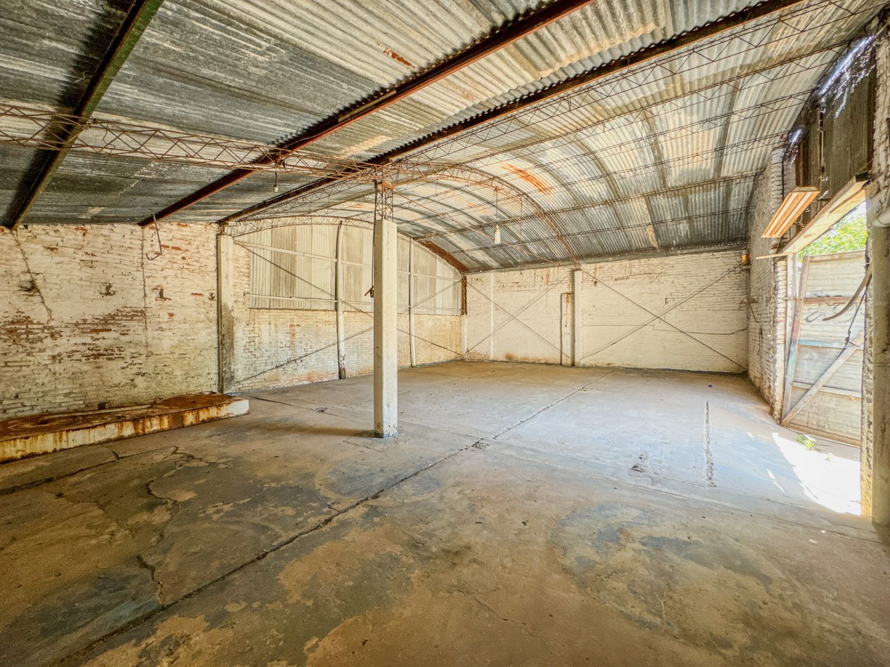 Terreno con Frente Amplio y Mejoras Ideales Para Desarrollo en Zona de Alta Demanda.