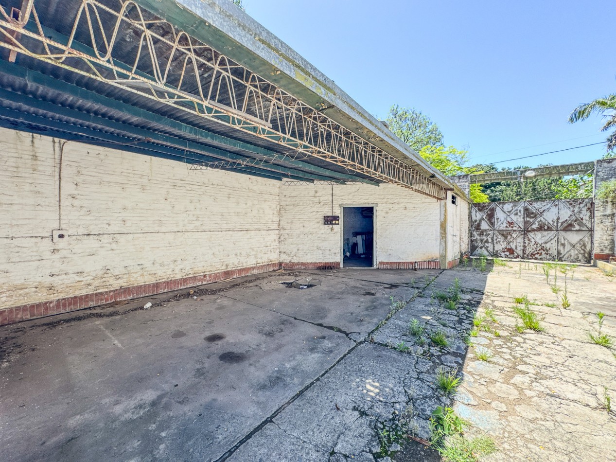 Terreno con Frente Amplio y Mejoras Ideales Para Desarrollo en Zona de Alta Demanda.