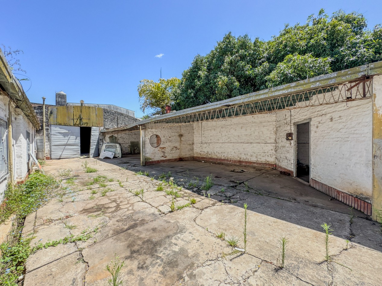 Terreno con Frente Amplio y Mejoras Ideales Para Desarrollo en Zona de Alta Demanda.