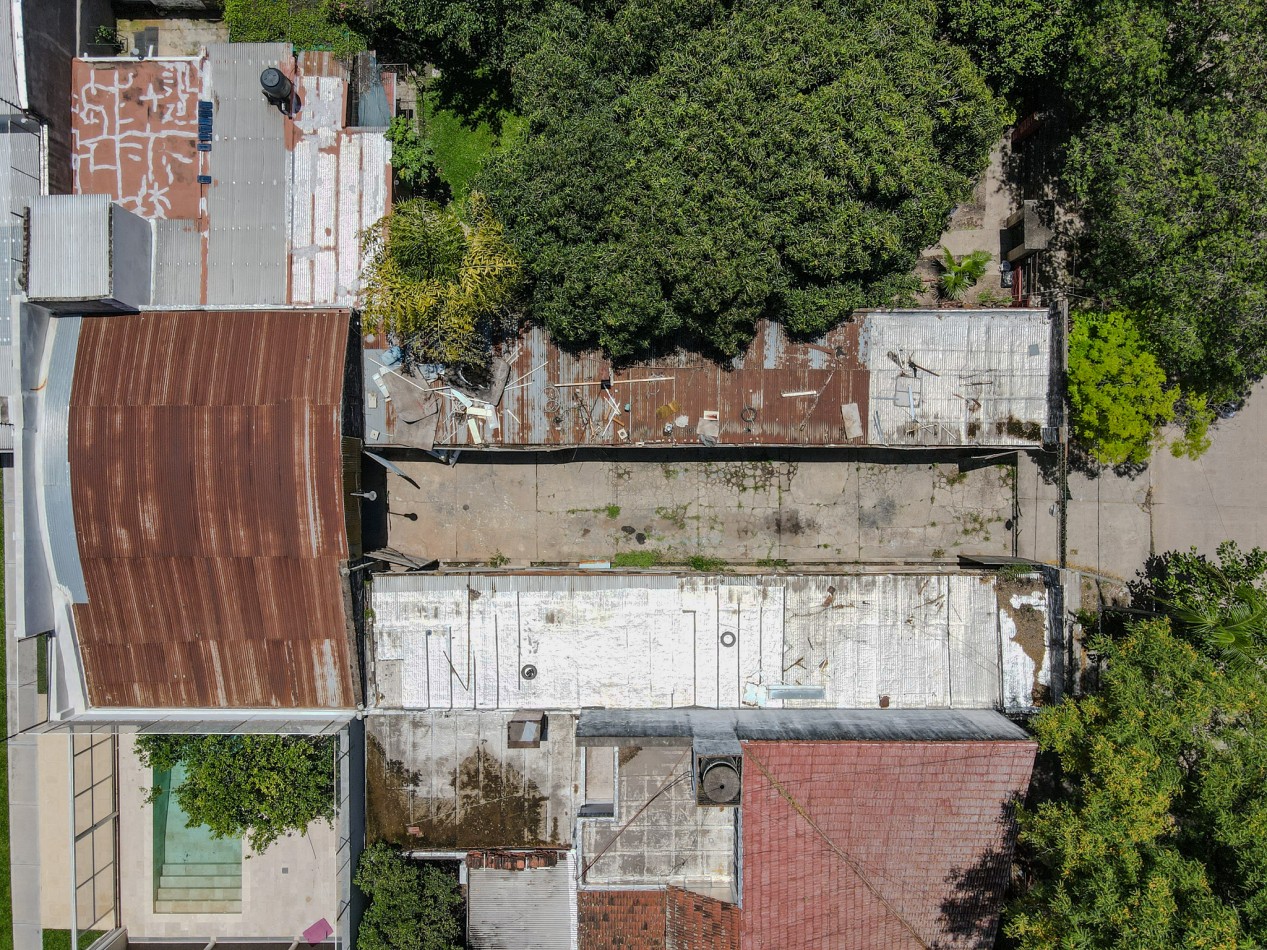 Terreno con Frente Amplio y Mejoras Ideales Para Desarrollo en Zona de Alta Demanda.