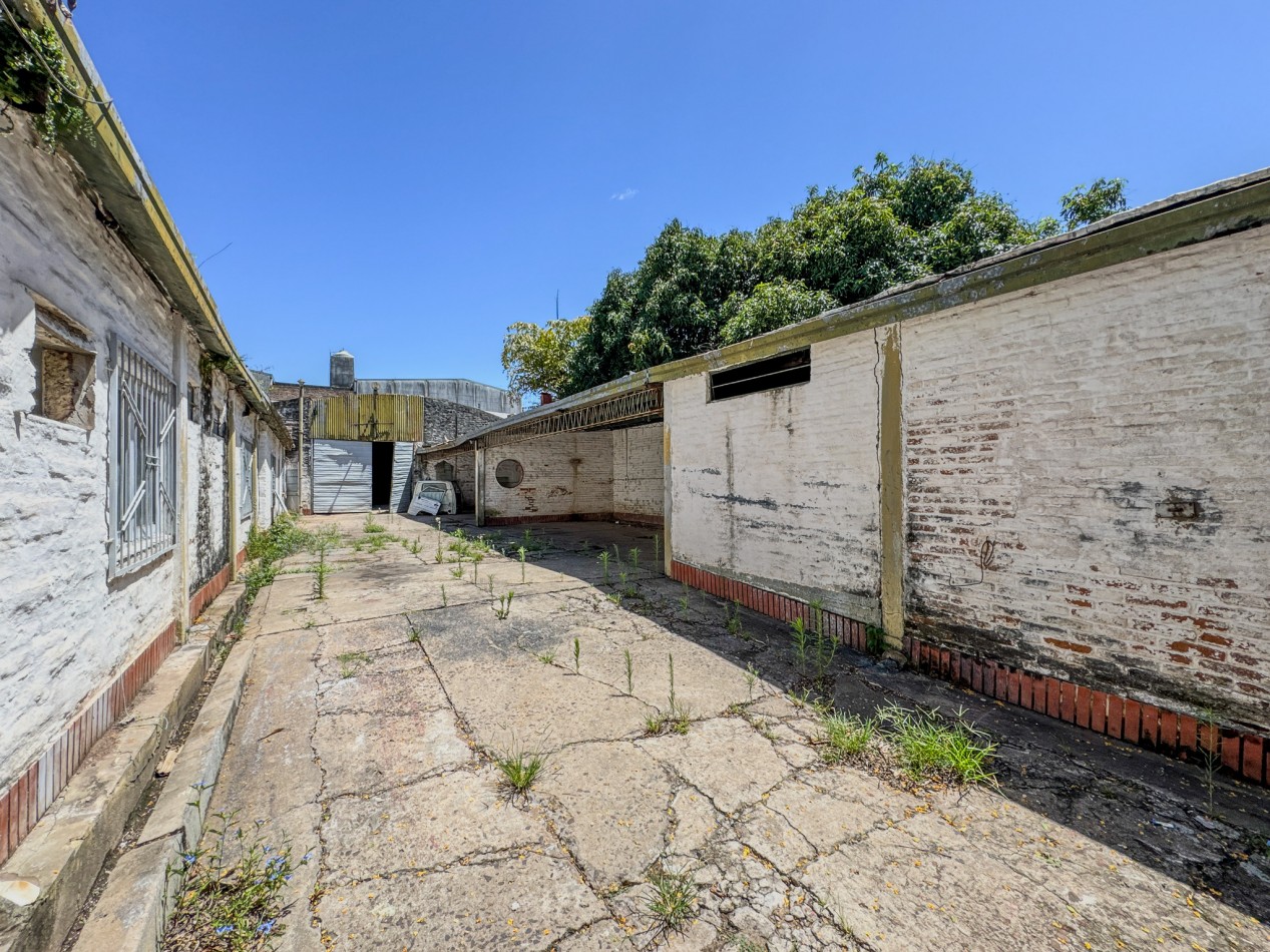 Terreno con Frente Amplio y Mejoras Ideales Para Desarrollo en Zona de Alta Demanda.