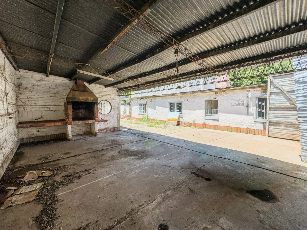 Terreno con Frente Amplio y Mejoras Ideales Para Desarrollo en Zona de Alta Demanda.