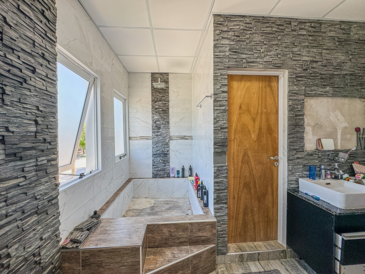 Casa amplia con 4 dormitorios y quincho en terreno de 10×40 — Ideal familia numerosa