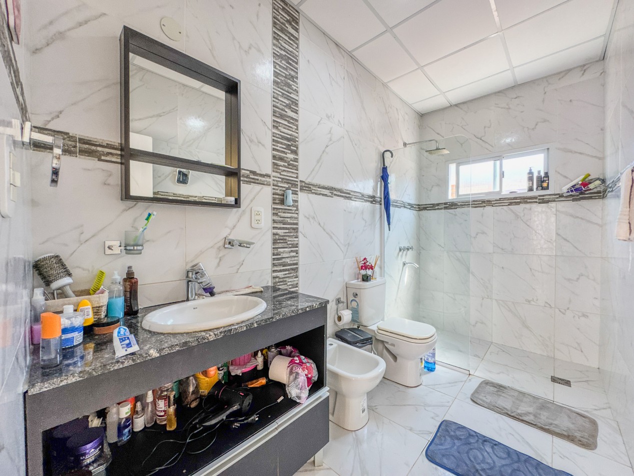 Casa amplia con 4 dormitorios y quincho en terreno de 10×40 — Ideal familia numerosa