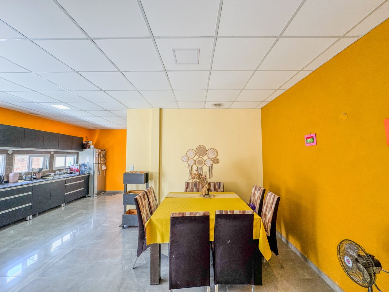 Casa amplia con 4 dormitorios y quincho en terreno de 10×40 — Ideal familia numerosa