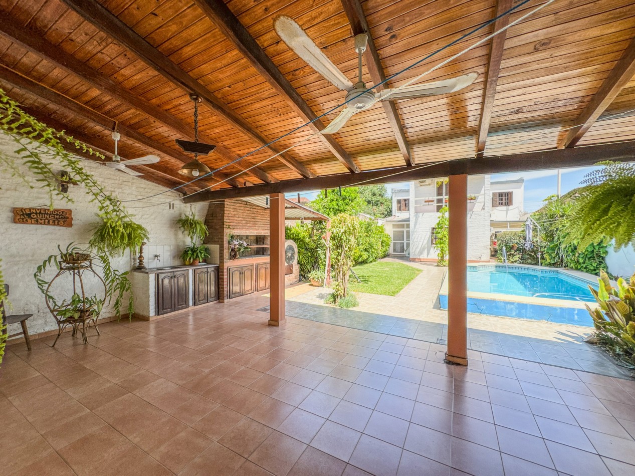 Gran casa familiar: 4 dormitorios, patio con quincho y buen estado