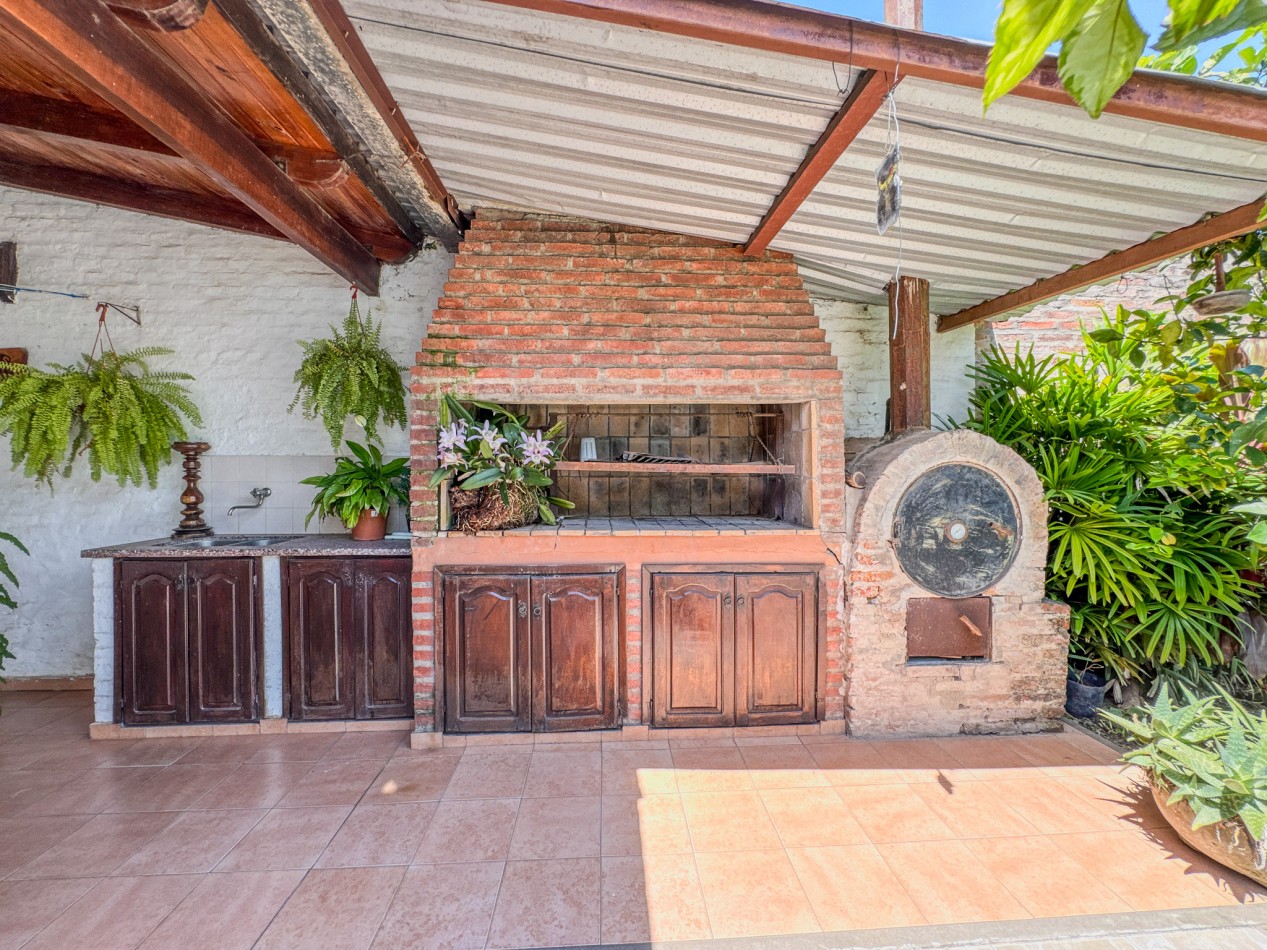 Gran casa familiar: 4 dormitorios, patio con quincho y buen estado