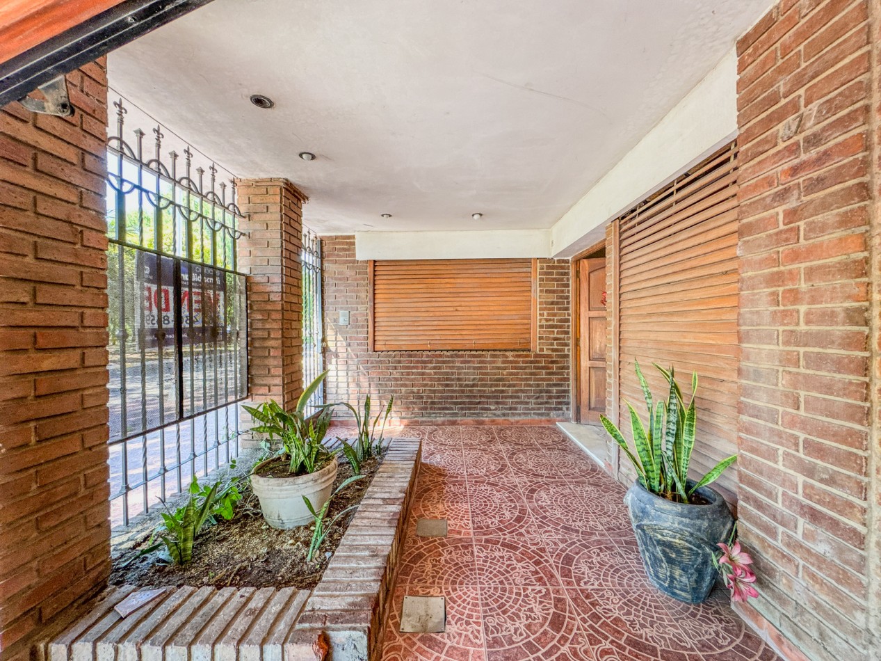 Casa Clasica a Reciclar en Pleno Macrocentro, con Alto Potencial Comercial