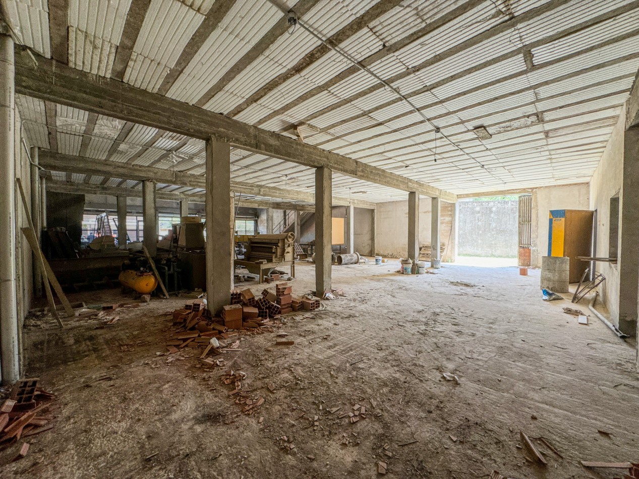 Galpon operativo con entrepiso y departamentos para personal