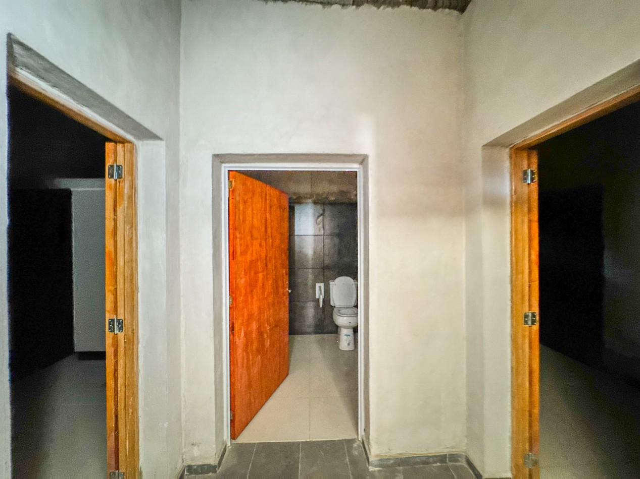 Galpon operativo con entrepiso y departamentos para personal