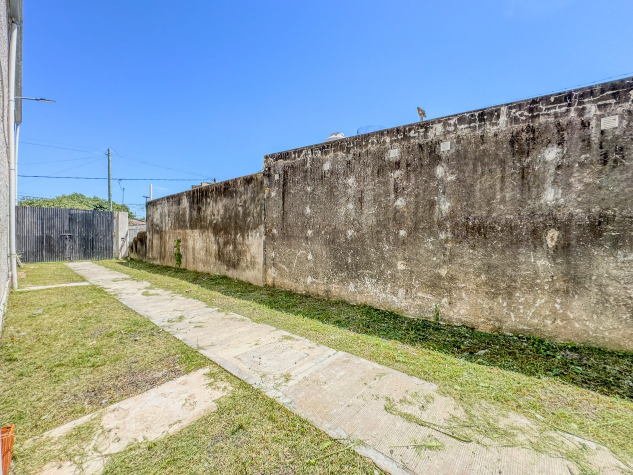 Galpon operativo con entrepiso y departamentos para personal