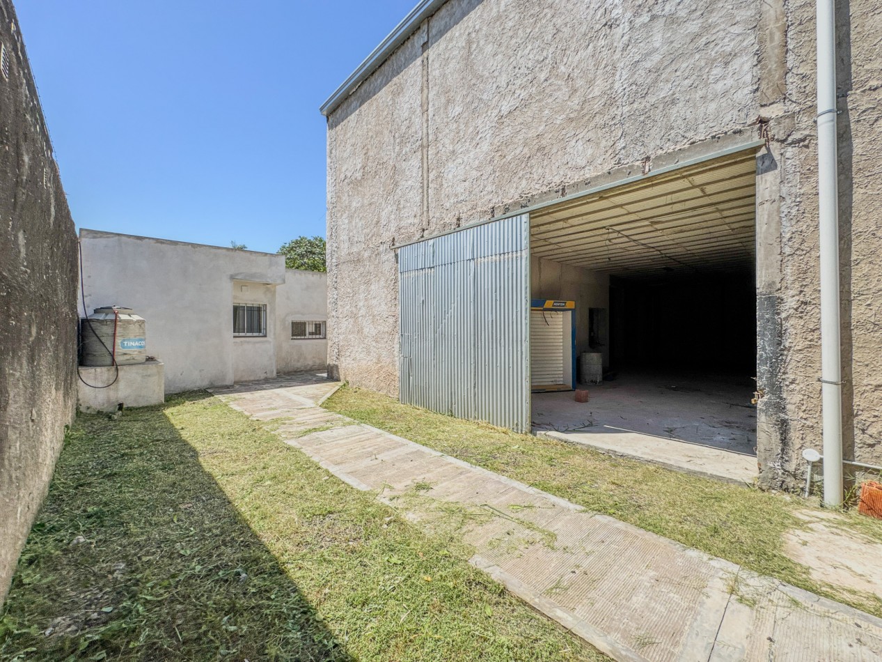 Galpon operativo con entrepiso y departamentos para personal