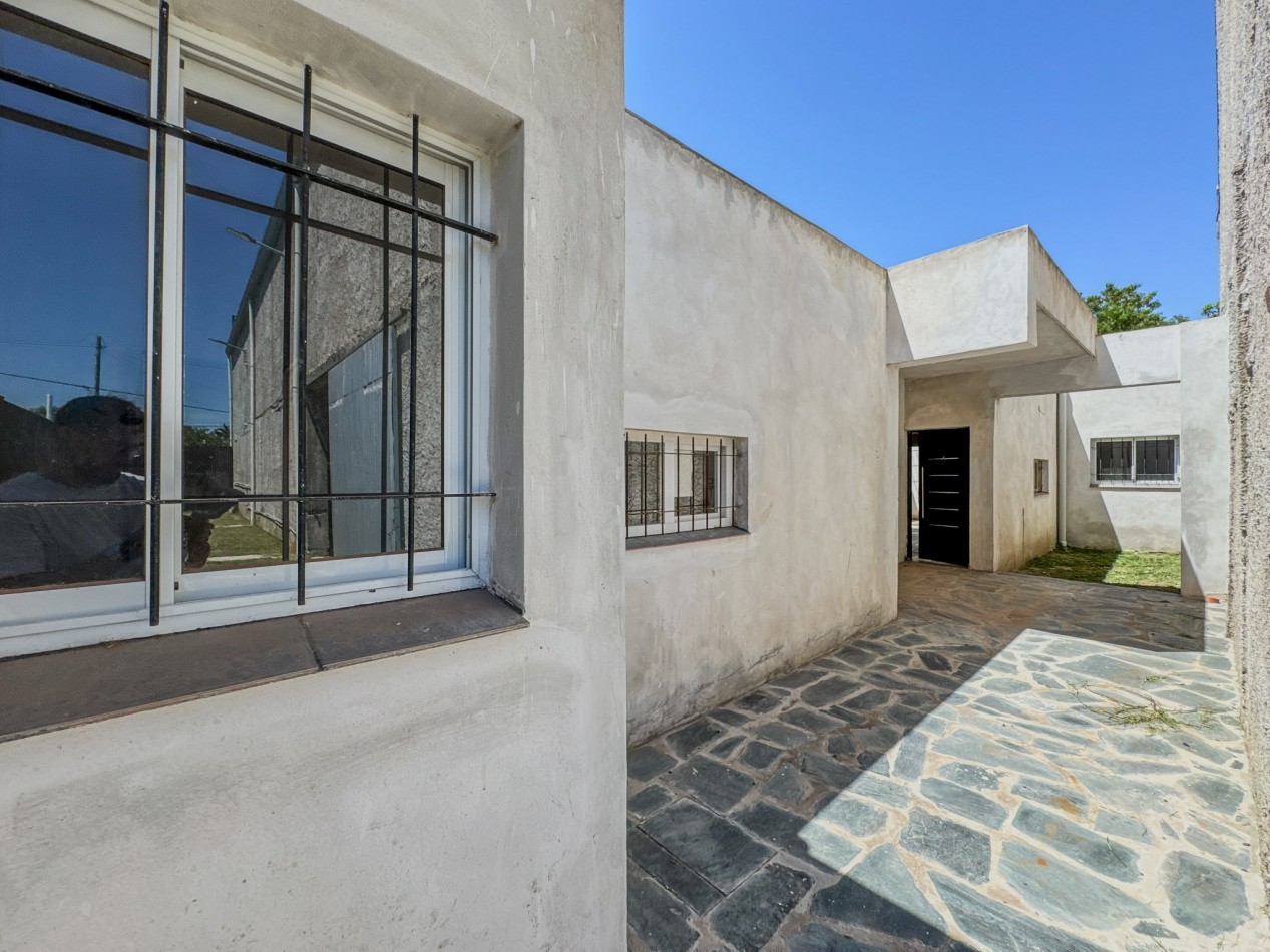 Galpon operativo con entrepiso y departamentos para personal