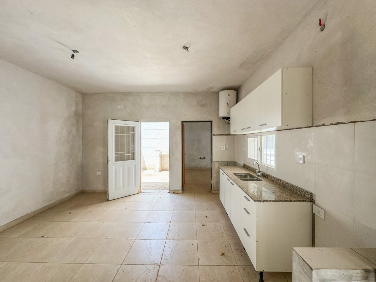 Galpon operativo con entrepiso y departamentos para personal