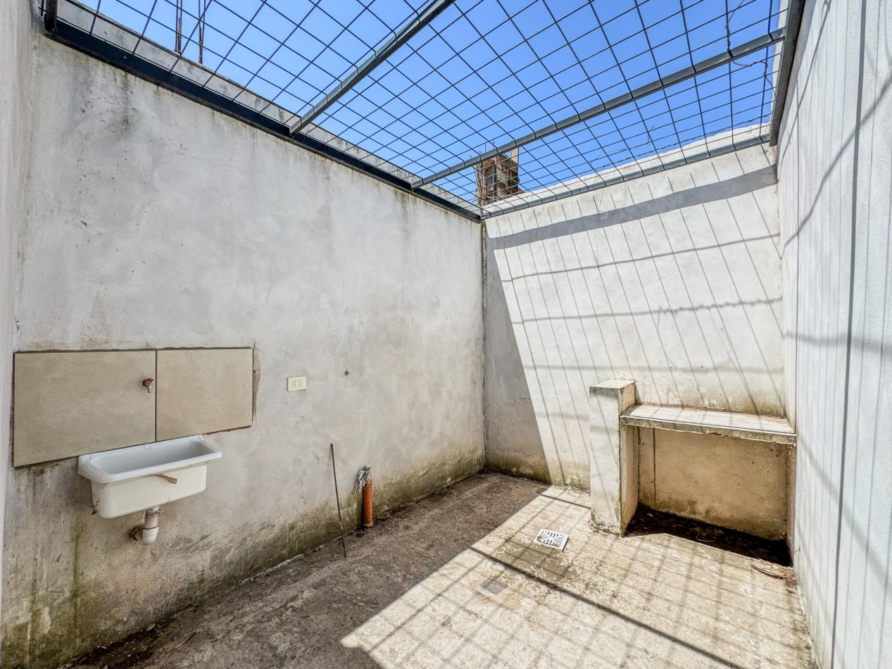 Galpon operativo con entrepiso y departamentos para personal