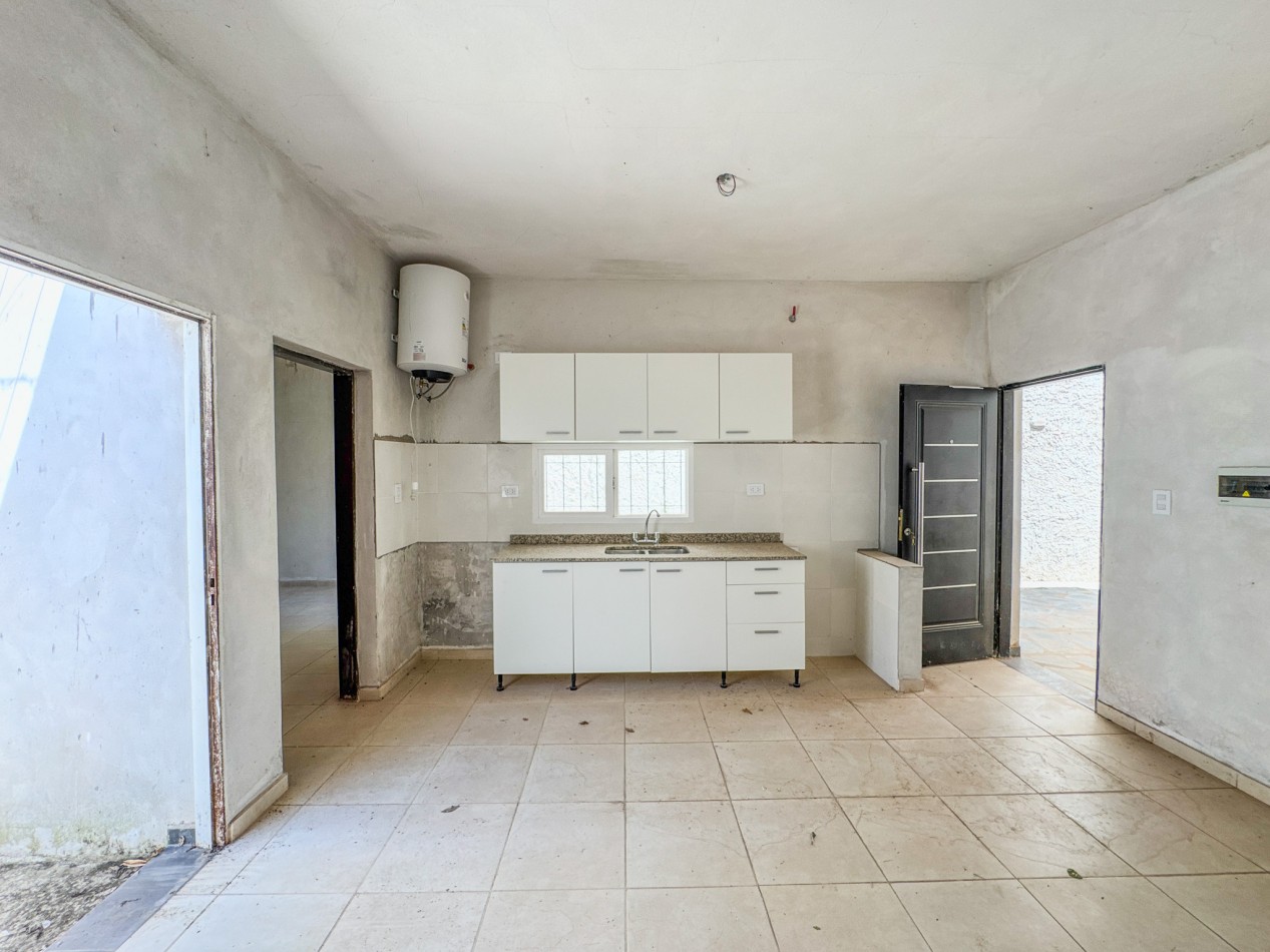 Galpon operativo con entrepiso y departamentos para personal