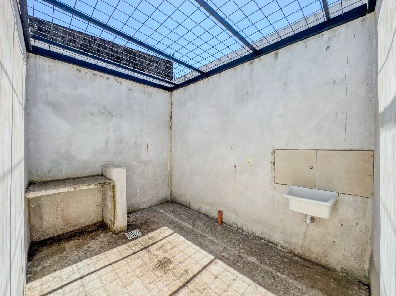 Galpon operativo con entrepiso y departamentos para personal