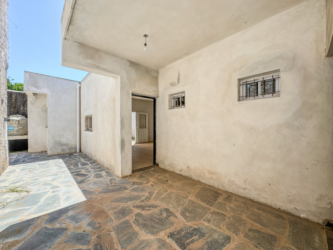 Galpon operativo con entrepiso y departamentos para personal