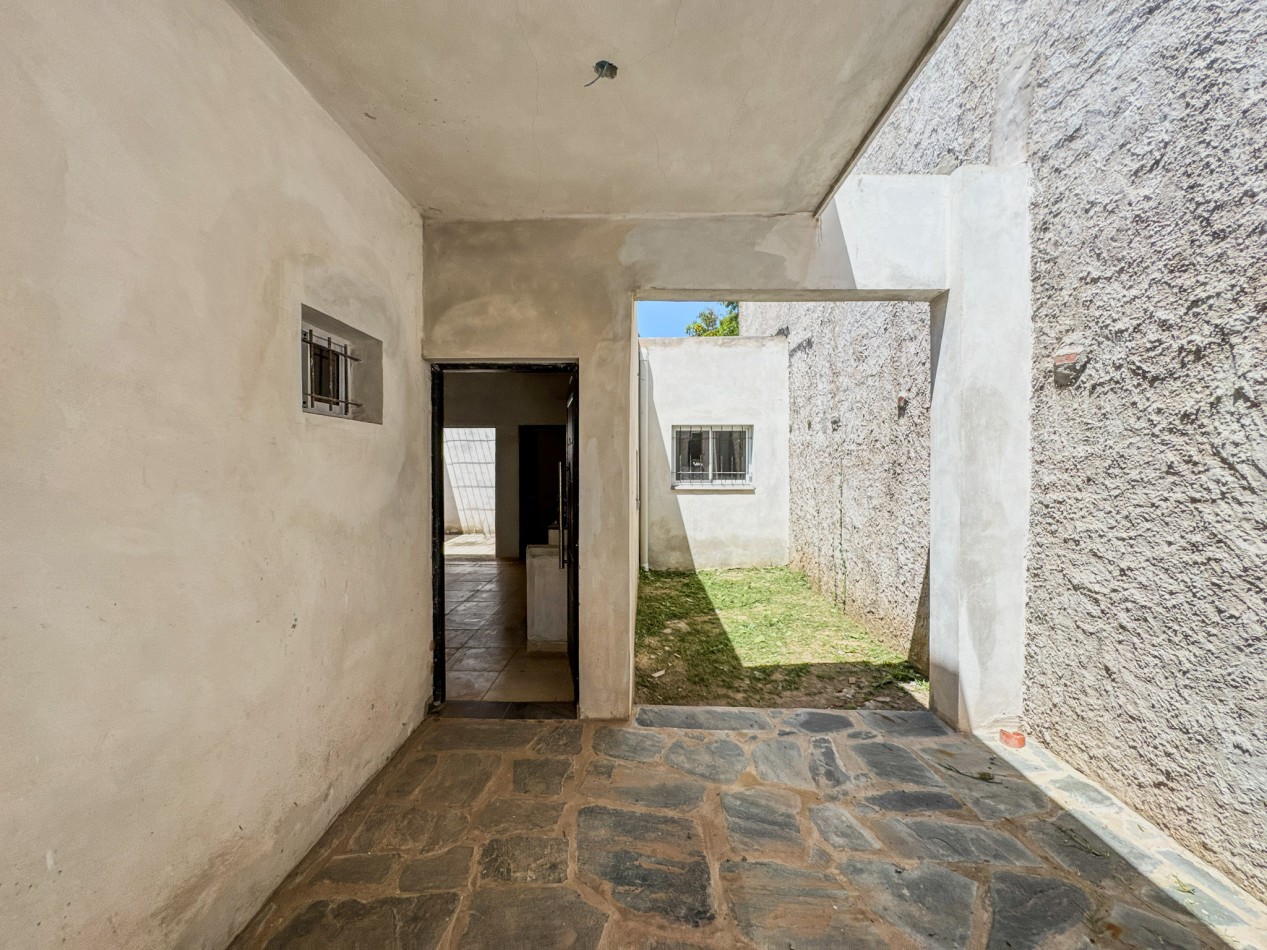 Galpon operativo con entrepiso y departamentos para personal