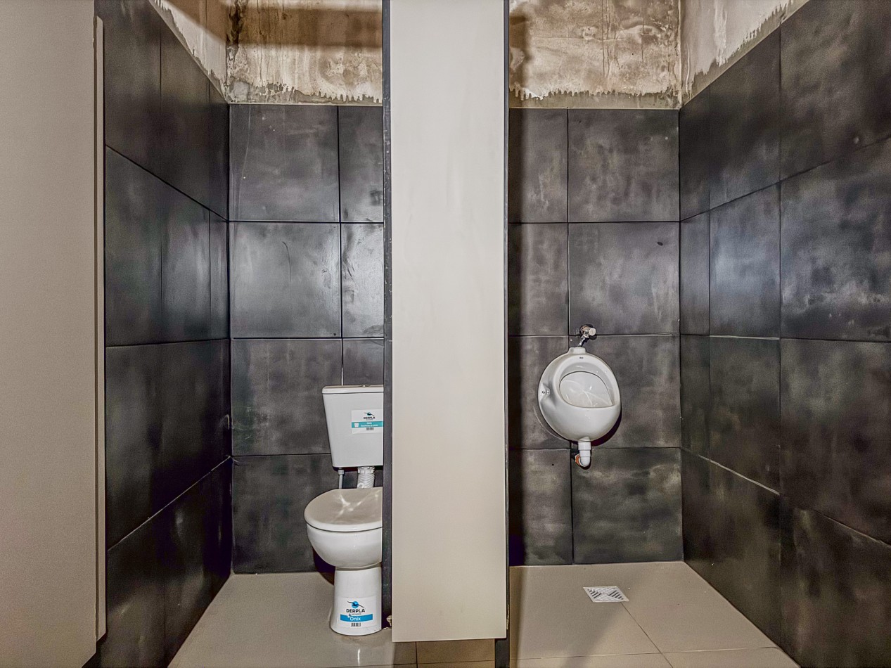 Galpon operativo con entrepiso y departamentos para personal