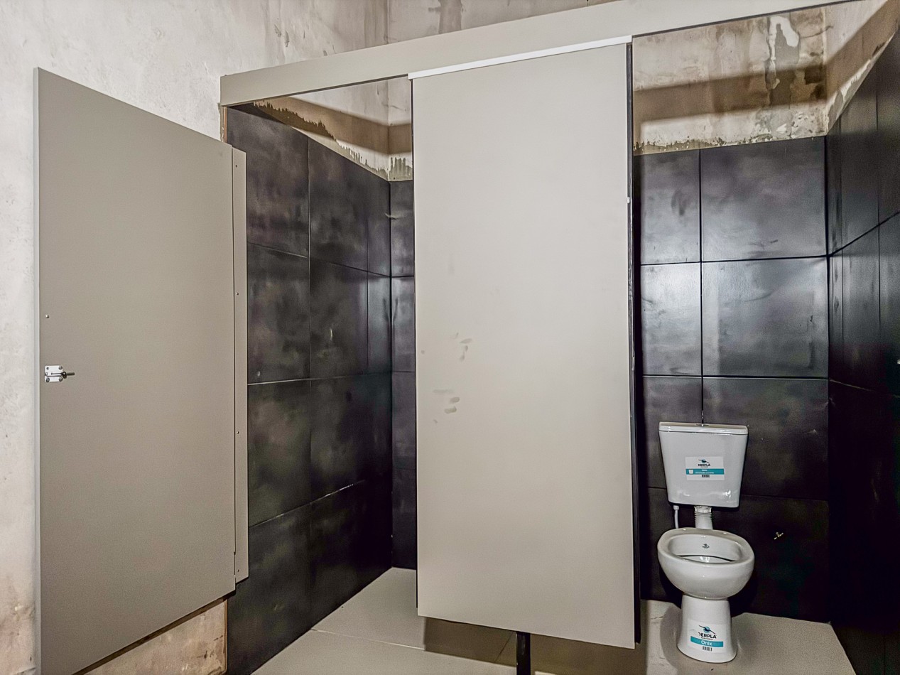 Galpon operativo con entrepiso y departamentos para personal