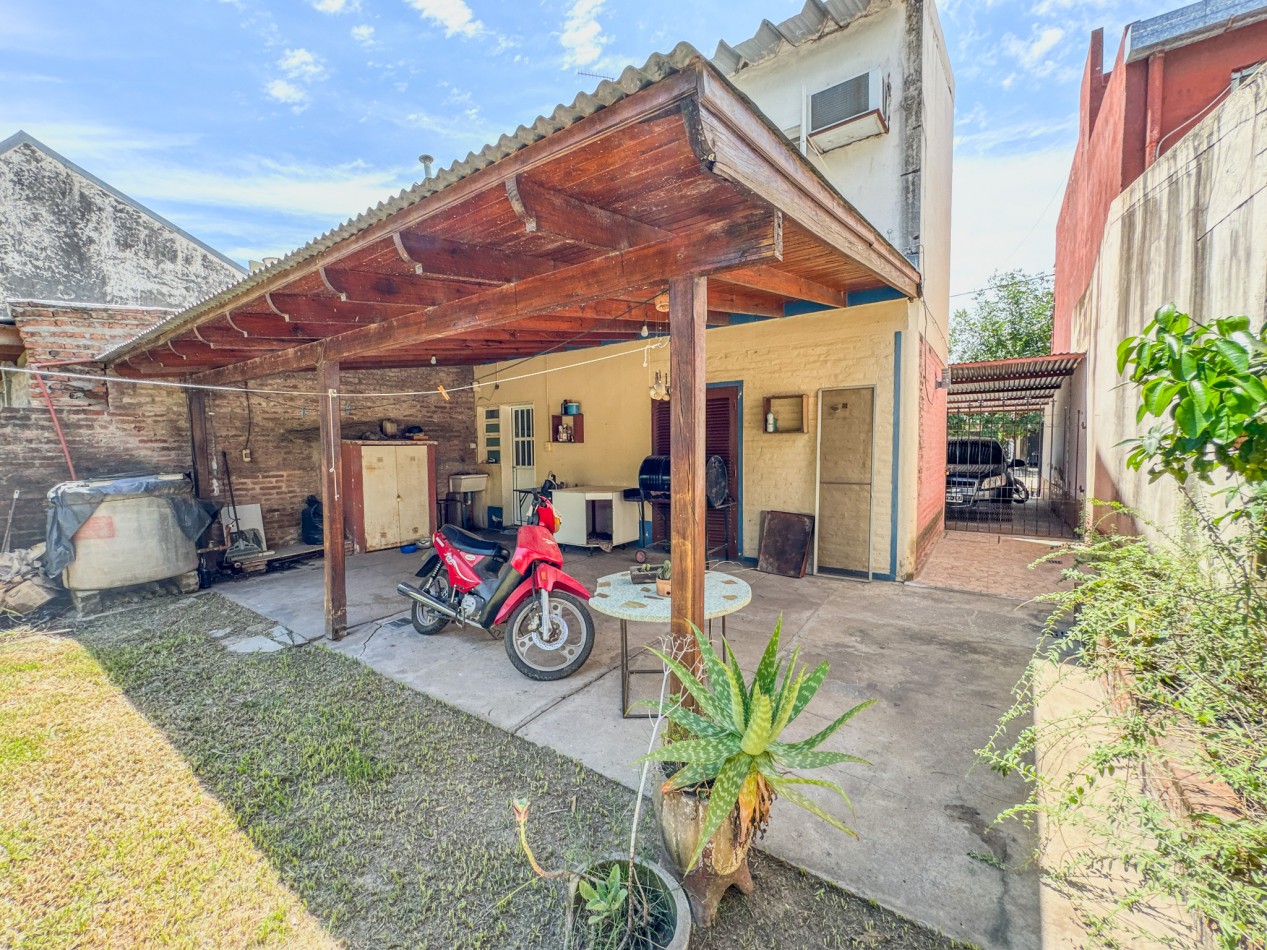 Duplex con Patio y Cochera, Sobre Asfalto.