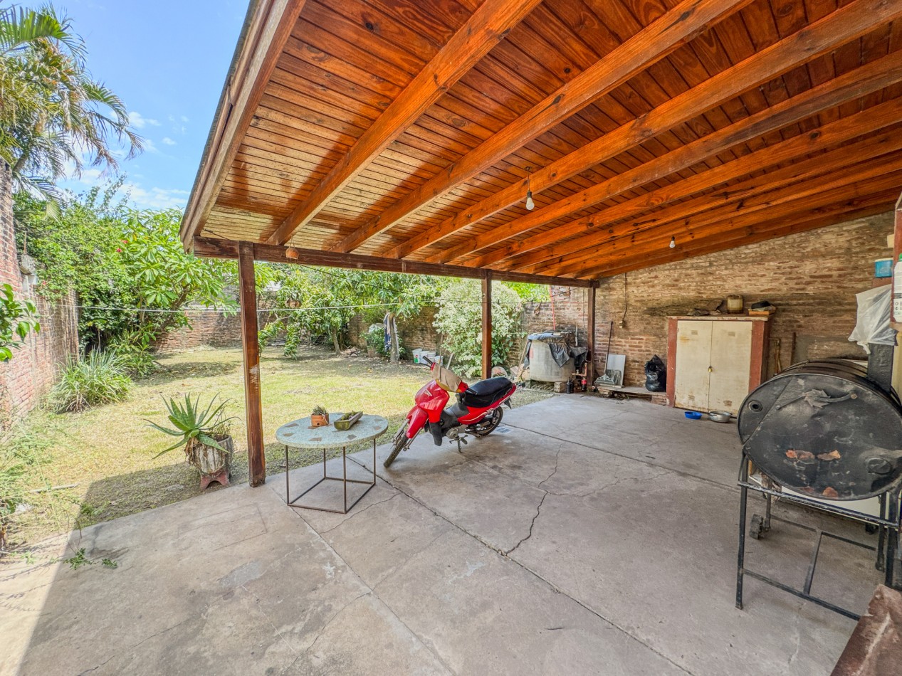 Duplex con Patio y Cochera, Sobre Asfalto.