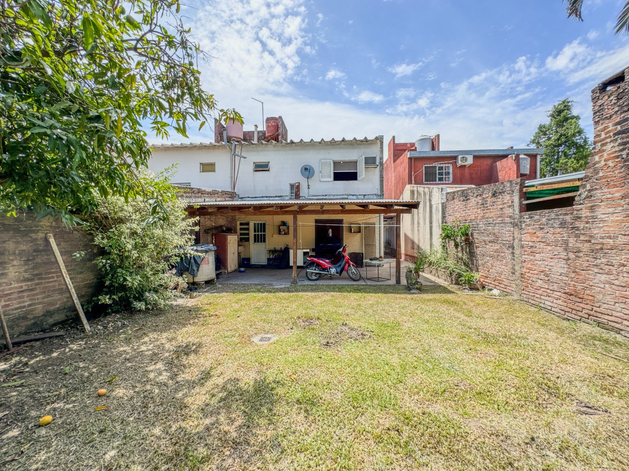 Duplex con Patio y Cochera, Sobre Asfalto.