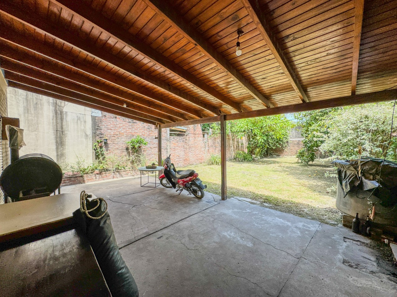 Duplex con Patio y Cochera, Sobre Asfalto.