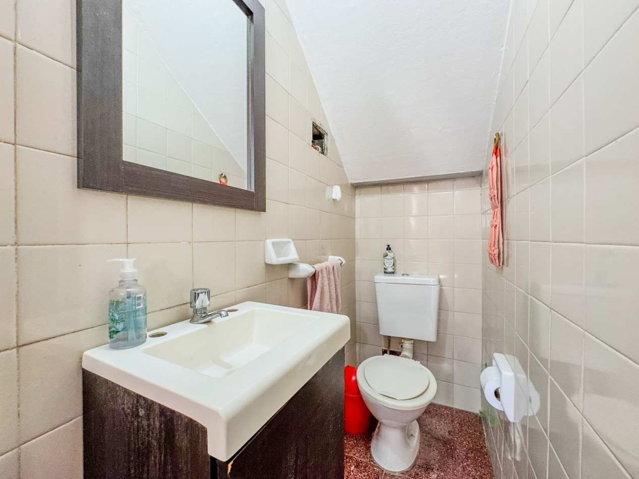 Duplex con Patio y Cochera, Sobre Asfalto.