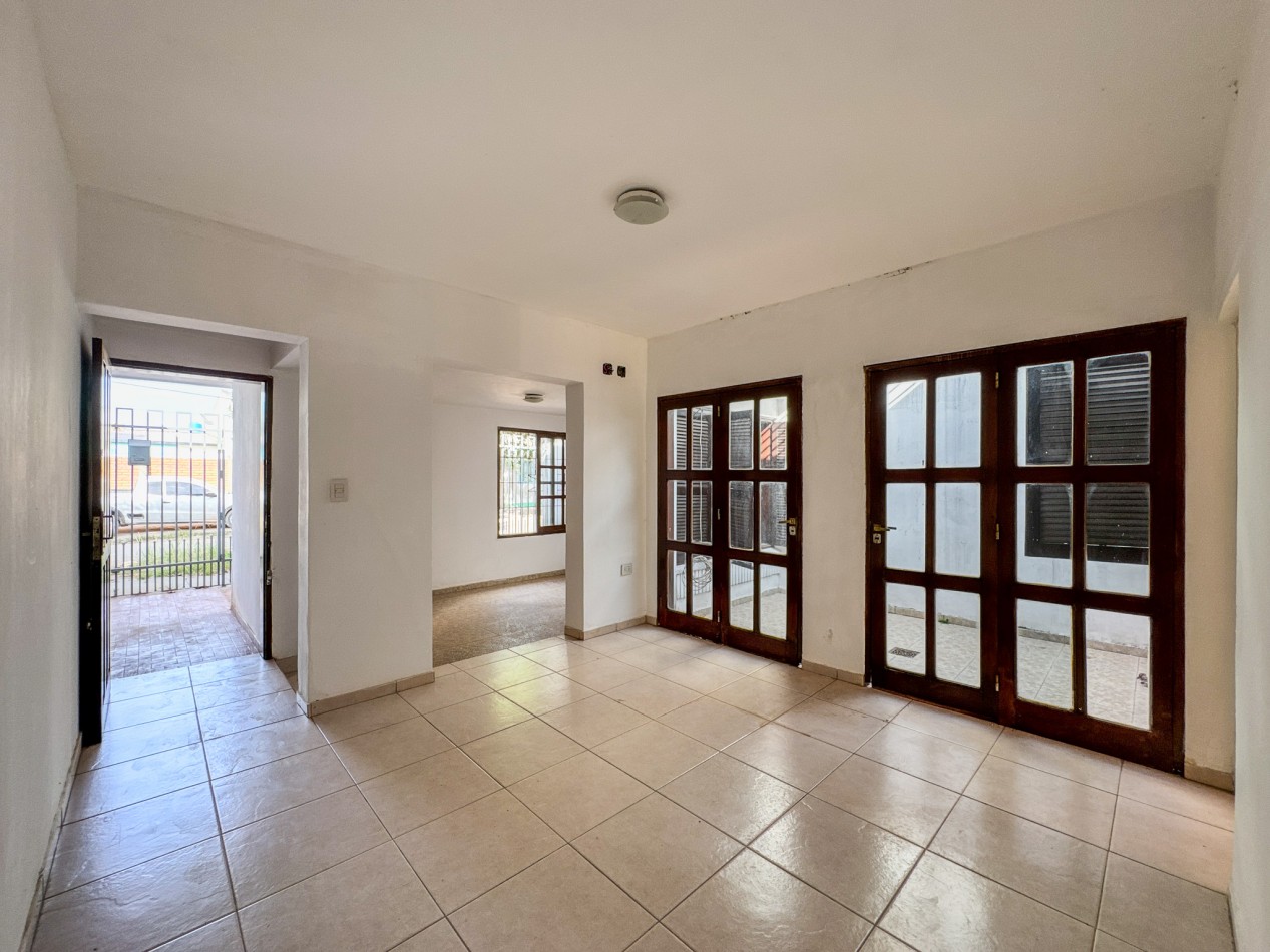 Casa 6 Ambientes, Villa Chica | Apta Credito | Patio y Galeria