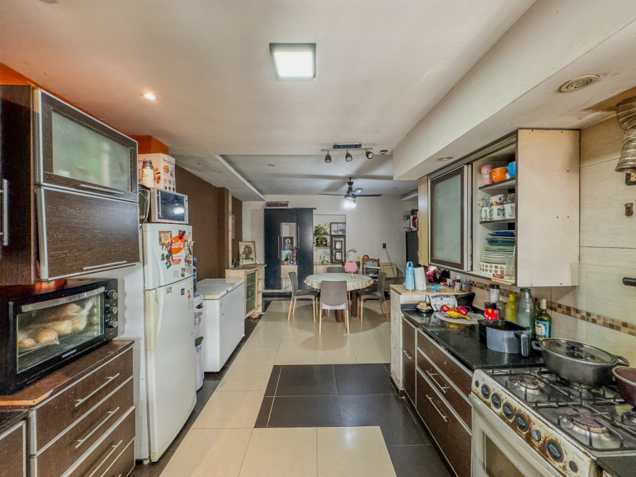 Casa con Local Comercial y Oficinas en Pleno Microcentro
