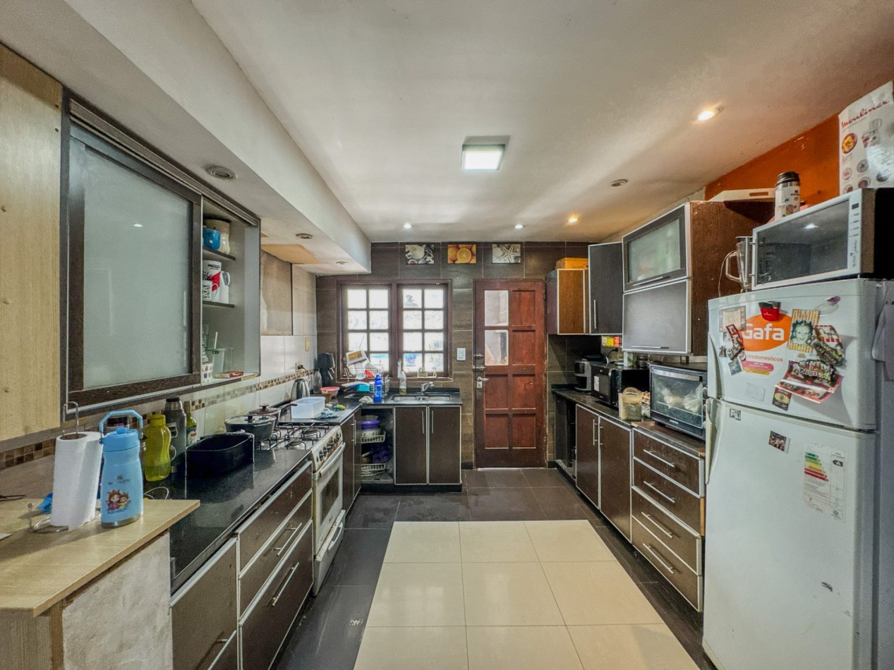 Casa con Local Comercial y Oficinas en Pleno Microcentro