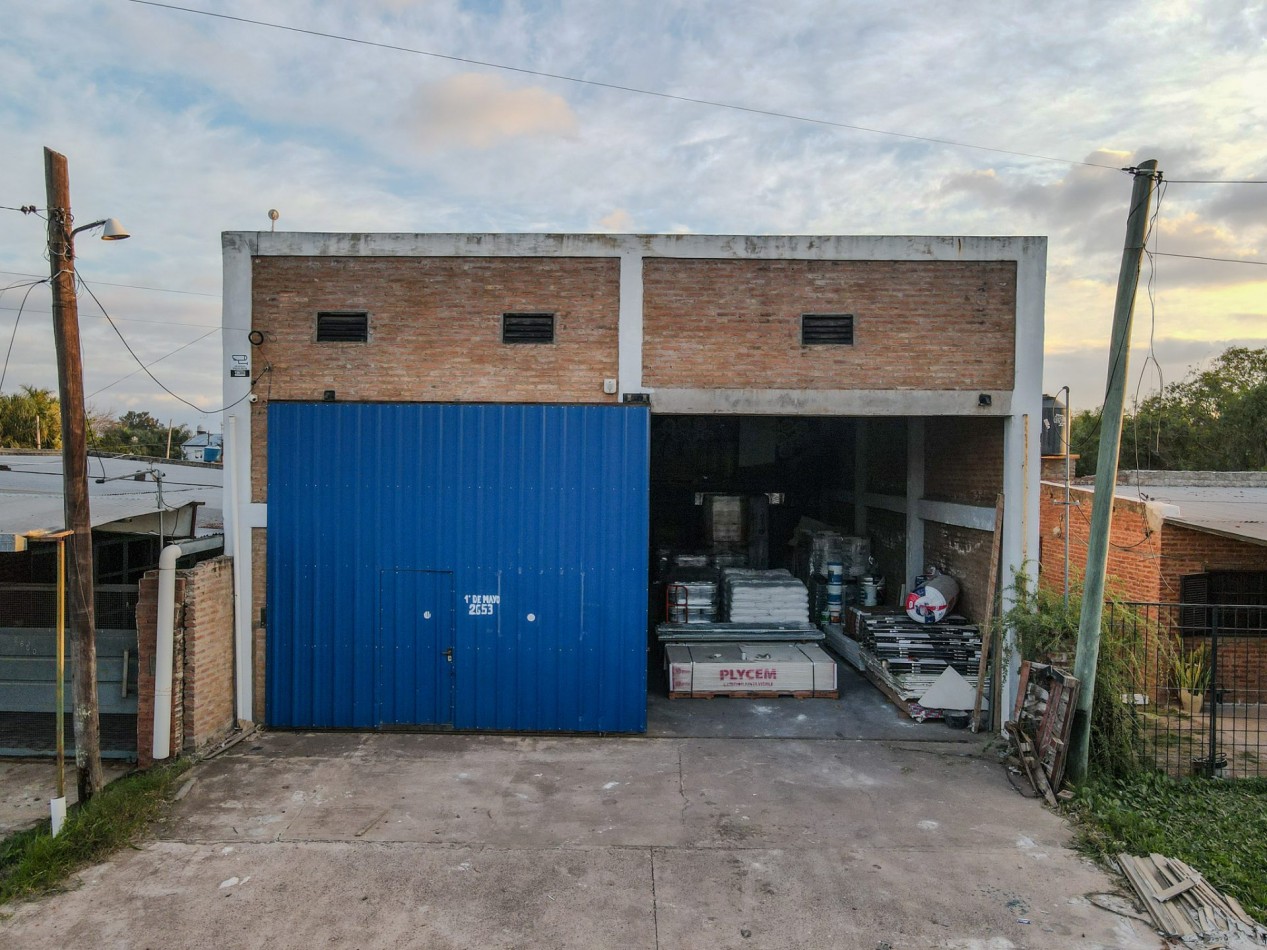 Galpon con Oficinas y Entrepiso a 280 m de Ruta 11