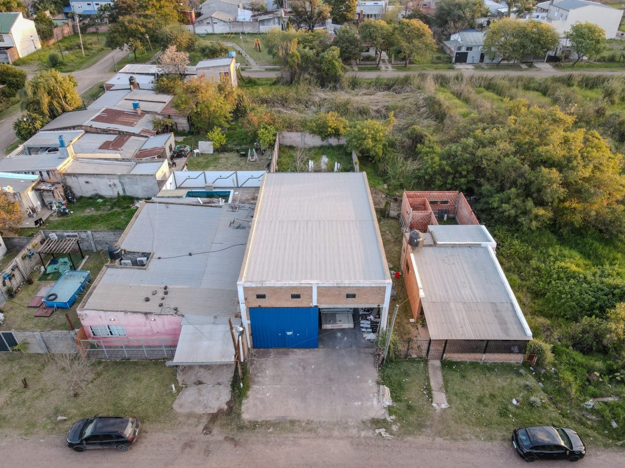 Galpon con Oficinas y Entrepiso a 280 m de Ruta 11