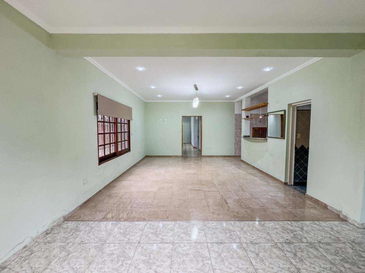Casa 4 Dormitorios en Macrocentro con Local Comercial Al Frente