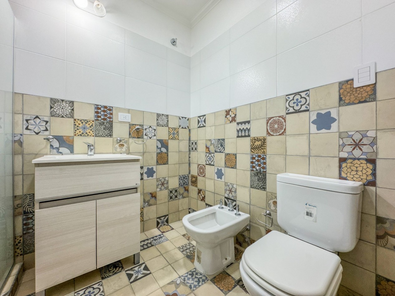 Casa 4 Dormitorios en Macrocentro con Local Comercial Al Frente
