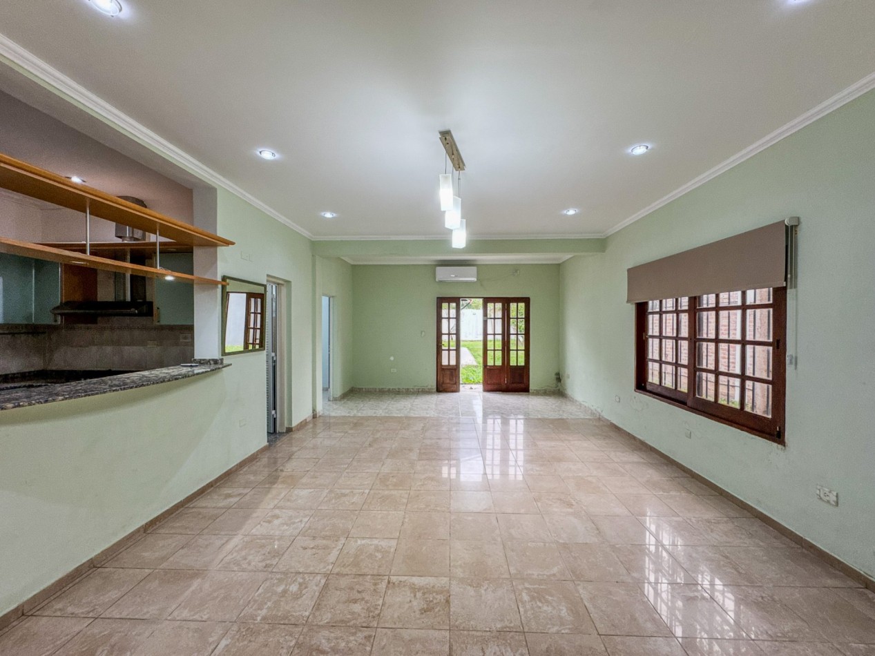 Casa 4 Dormitorios en Macrocentro con Local Comercial Al Frente