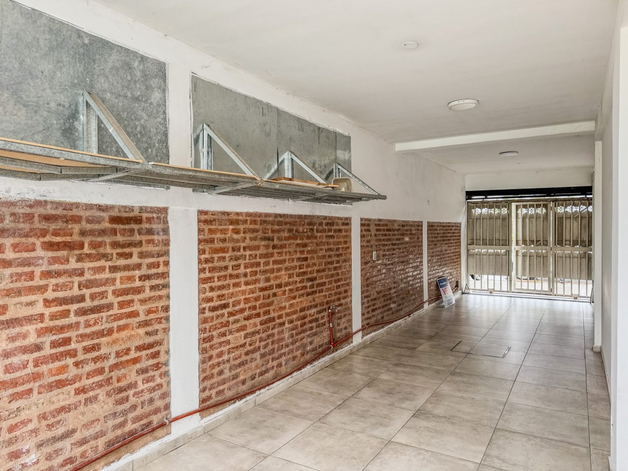 Casa 4 Dormitorios en Macrocentro con Local Comercial Al Frente