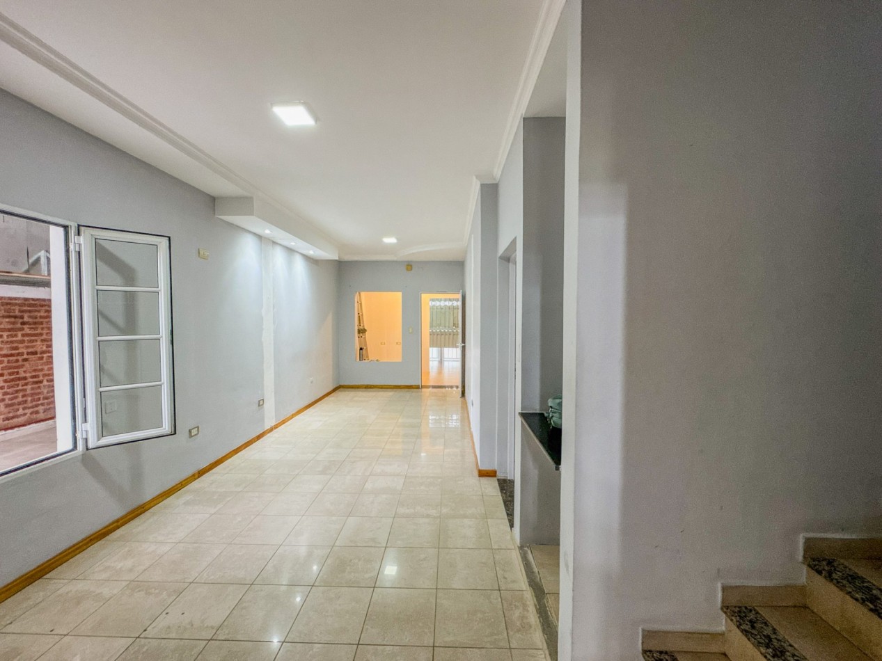 Casa 4 Dormitorios en Macrocentro con Local Comercial Al Frente
