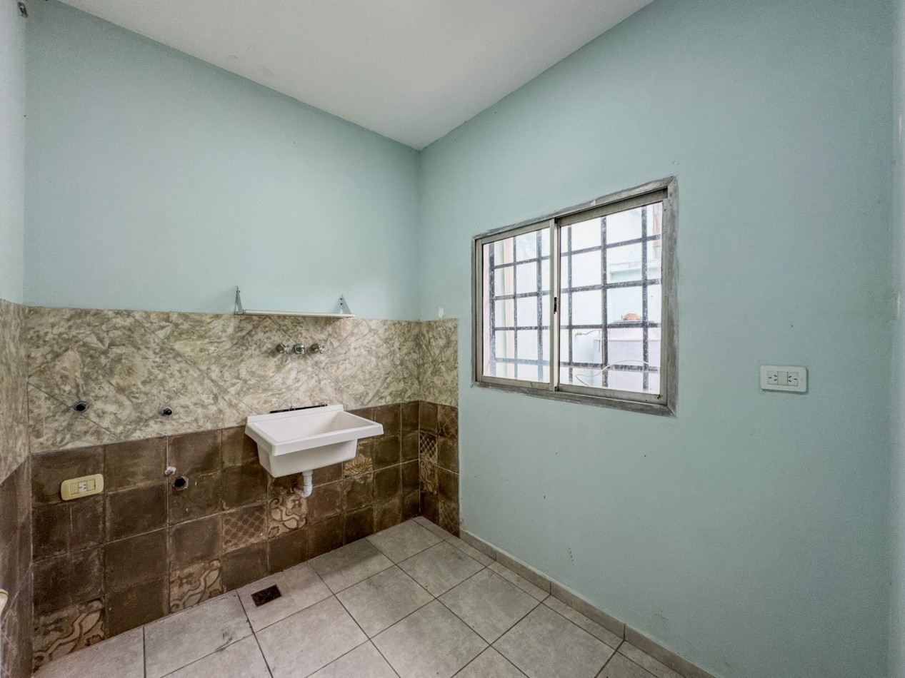 Casa 4 Dormitorios en Macrocentro con Local Comercial Al Frente