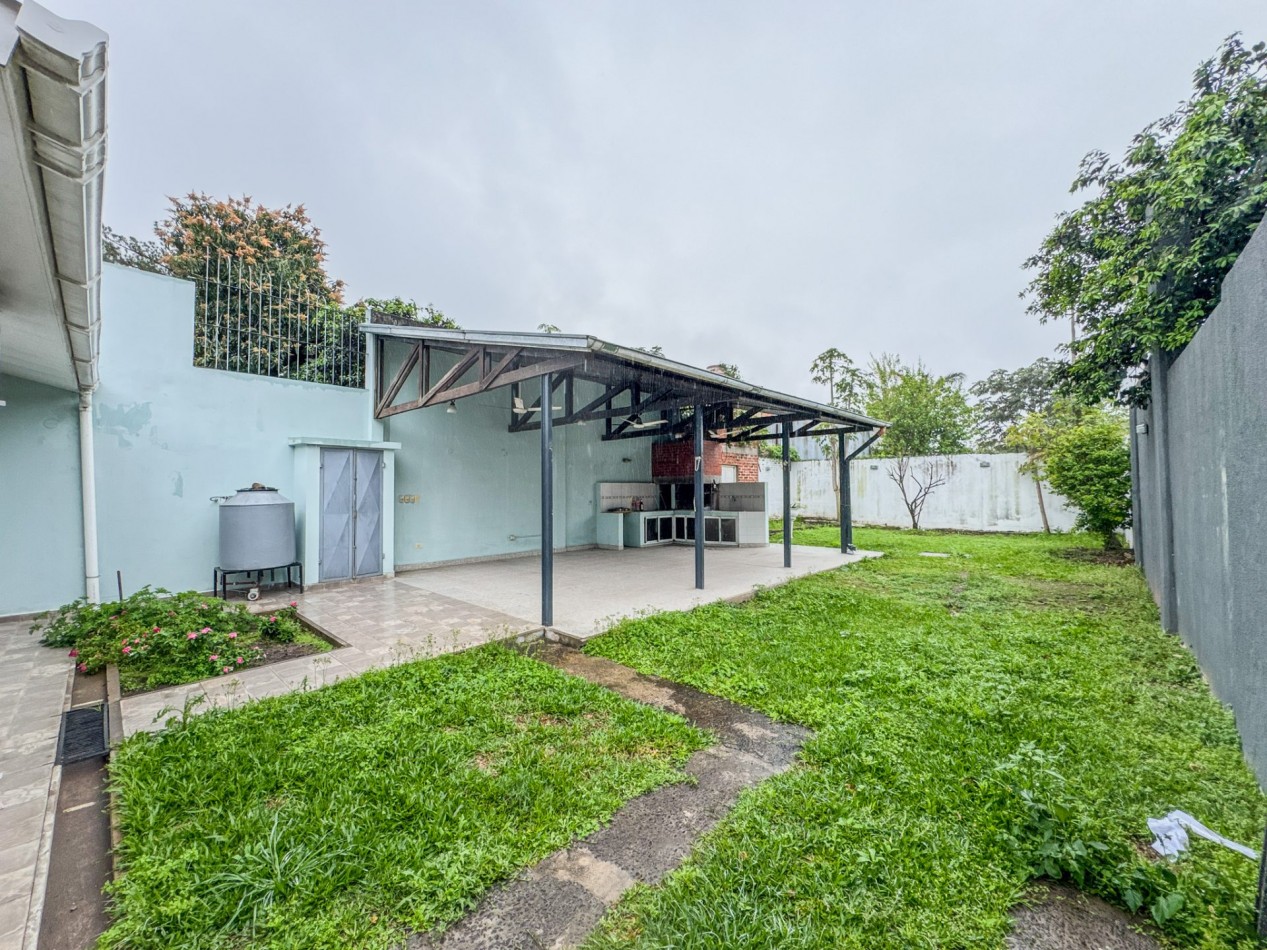 Casa 4 Dormitorios en Macrocentro con Local Comercial Al Frente