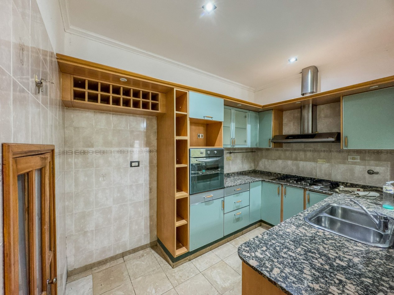 Casa 4 Dormitorios en Macrocentro con Local Comercial Al Frente