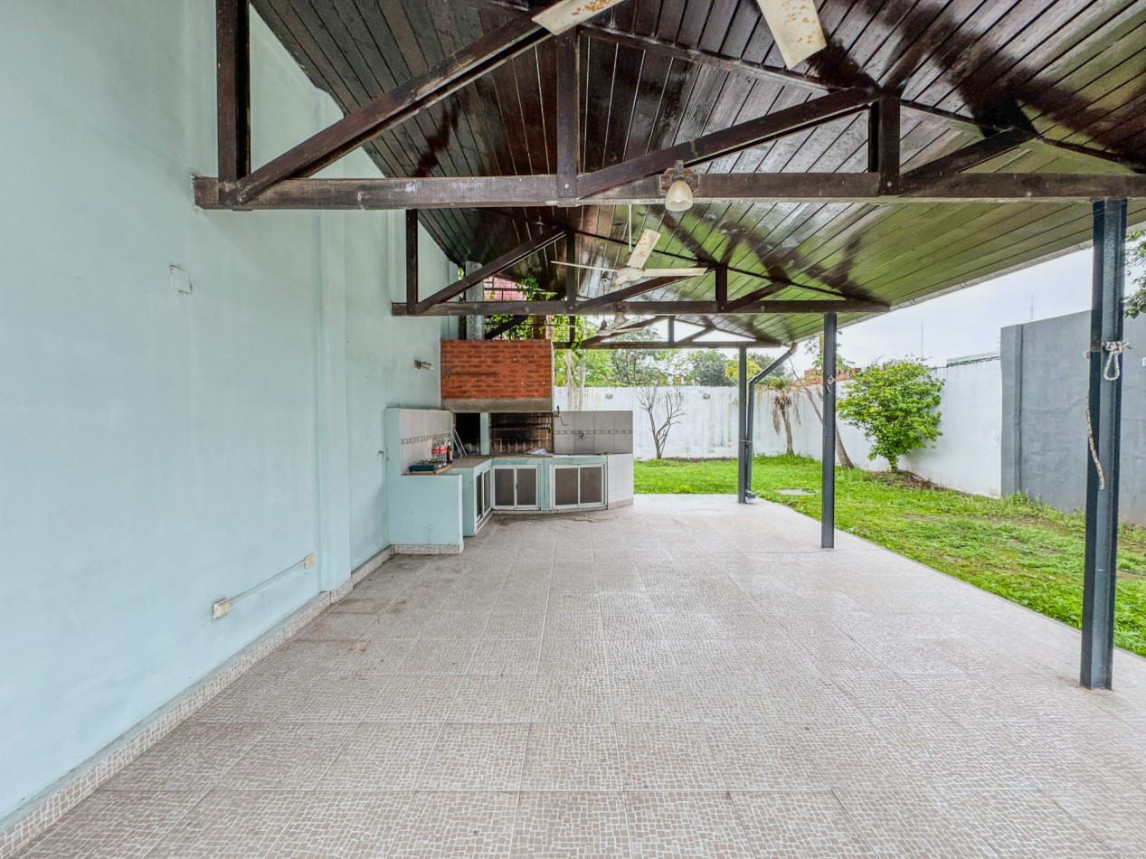 Casa 4 Dormitorios en Macrocentro con Local Comercial Al Frente