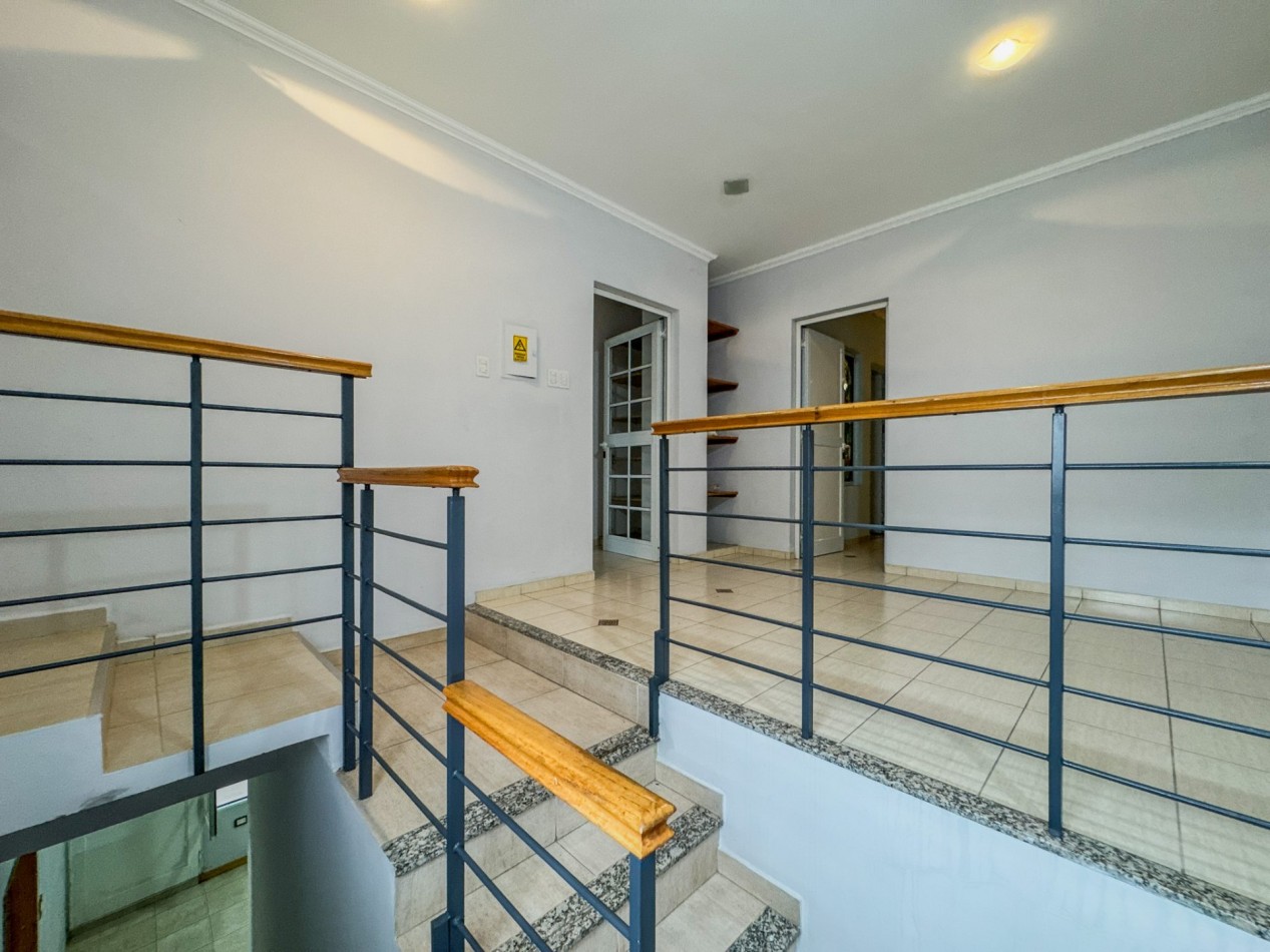 Casa 4 Dormitorios en Macrocentro con Local Comercial Al Frente