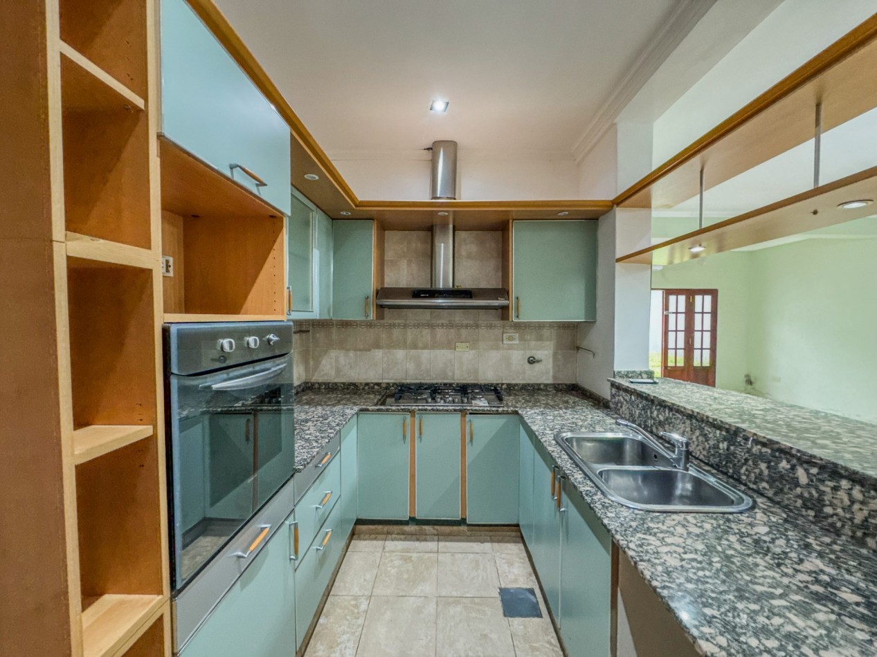 Casa 4 Dormitorios en Macrocentro con Local Comercial Al Frente