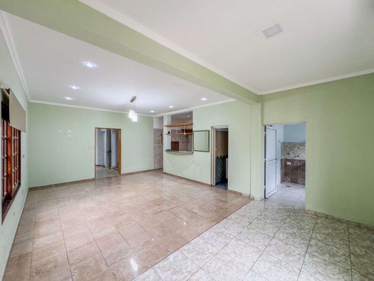 Casa 4 Dormitorios en Macrocentro con Local Comercial Al Frente