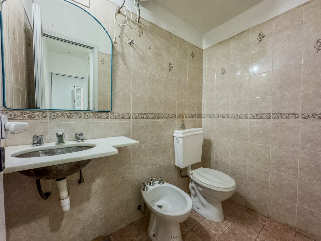 Casa 4 Dormitorios en Macrocentro con Local Comercial Al Frente